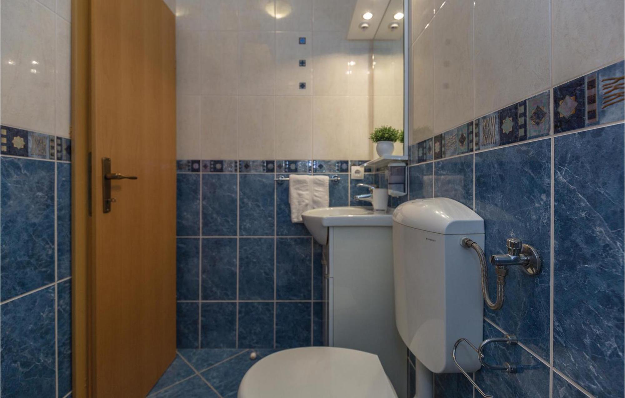 1 Bedroom Stunning Apartment In Makarska Buitenkant foto