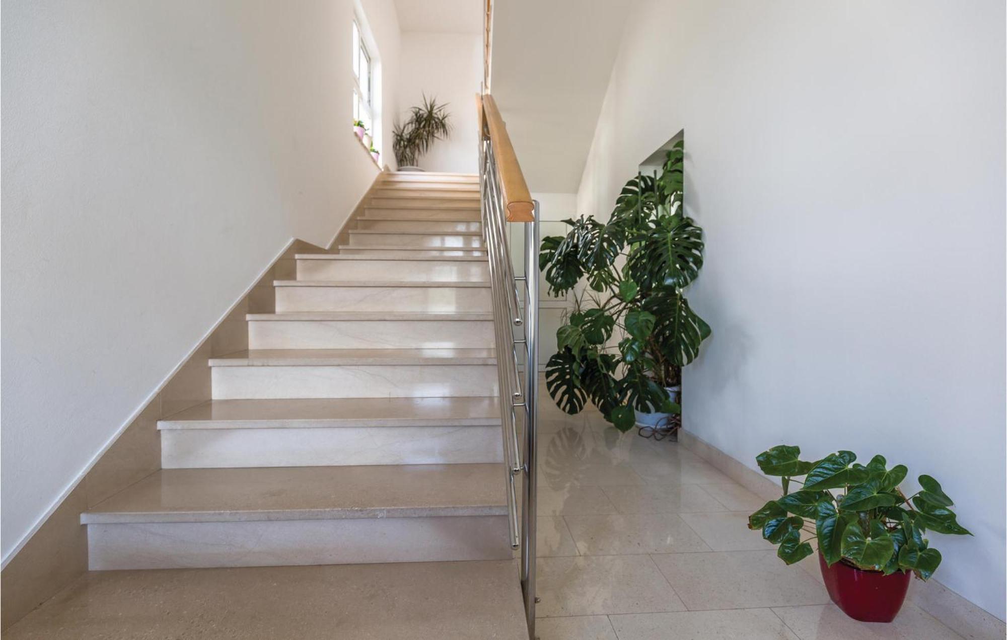 1 Bedroom Stunning Apartment In Makarska Buitenkant foto