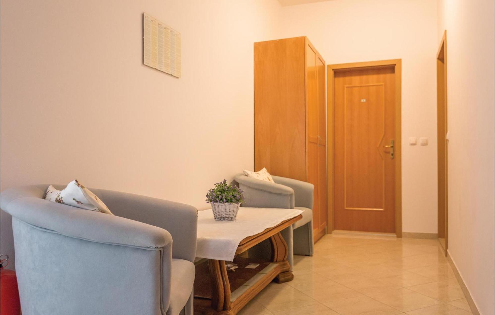 1 Bedroom Stunning Apartment In Makarska Buitenkant foto