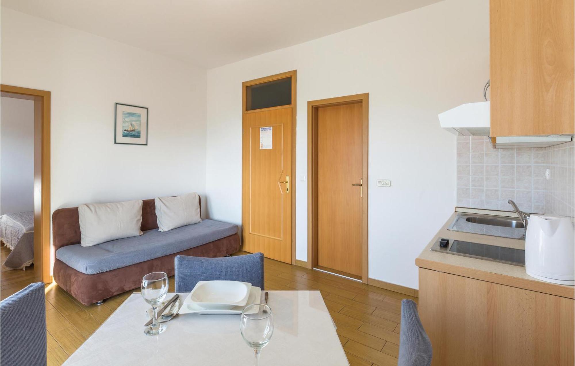1 Bedroom Stunning Apartment In Makarska Buitenkant foto